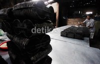 Pabrik roti Harum tetap bertahan selama 43 tahun, meski harus bersaing keras ditengah persaingan pasar penjualan roti yang semakin besar.