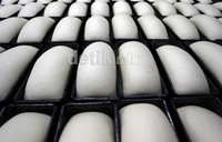 Roti yang telah berbentuk tertata rapi. Dalam sehari pabrik tersebut menghabiskan bahan terigu untuk pembuatan roti sebanyak 7 hingga 12 karung.