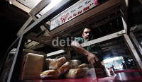 Seorang karyawan tengah menata roti yang telah jadi didalam gerobak rotinya yang akan siap dijual. Roti yang dijual pun mulai dari harga Rp 7000 ribu hingga Rp 3000 kepasaran.