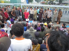 Warga Demo PT Nestle Tuntut Kompensasi dan Minta Dipekerjakan