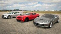 Chevy SS (kiri), bersanding dengan Camaro dan Corvette Stingray di lintasan balap Daytona. (dok General Motors)