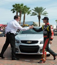 Pebalap Tim Chevy and Hendricks Motorsports NASCAR Jeff Gordon memberikan ibu jarinya buat mobil ini. Chevy SS akan beraksi di balapan NASCAR. (dok General Motors)