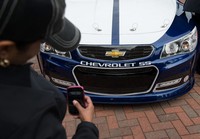 Wartawan memfoto bodi depan Chevy SS. (dok General Motors)
