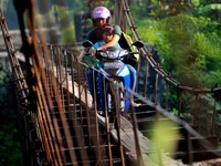 Jembatan air ini terletak di Desa Plempungan, Karanganyar, Jawa Tengah. Jembatan ini sebenarnya berfungsi sebagai saluran irigasi untuk persawahan tetapi dipakai pula untuk menyeberang. (Foto M S Ali Lutfi).