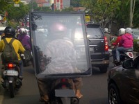     Motor ini dipotret di Depok, Jawa Barat. Kalau terkena angin bagaimana ya? (Foto: Tio Imam Fauzie).