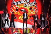 One Direction membawakan lagu terbaru mereka 'One Way Or Another (Teenage Kicks)'. Matt Kent/Getty Images.
