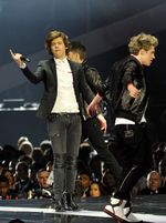 Taylor Swift & Harry One Direction Tampil Sepanggung