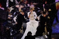 Ia menyanyikan 'I Knew You Were Trouble' dengan penuh semangat. Matt Kent/Getty Images.