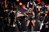 Taylor mengganti kostum putihnya menjadi hitam di atas panggung. Matt Kent/Getty Images.