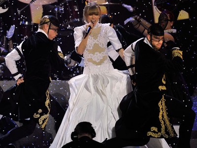 Taylor Swift & Harry One Direction Tampil Sepanggung