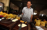 Polisi menunjukan barang bukti hasil Operasi Berantas Jaya.