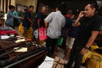 Polisi berhasil menyita barang bukti uang Rp 10.747.000, senjata tajam, senpi, sejumlah hp dan lain-lain.