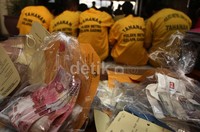 Polisi juga menunjukan para tersangka.