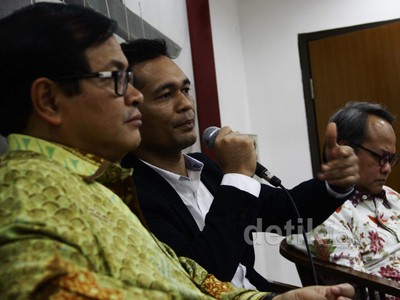 Politisi Loncat Pagar Dibahas
