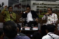 Wakil Ketua DPR Pramono Anung (kiri) bersama Wakil Ketua MPR Hajriyanto Y. Thohari (kanan) dan Pengamat Politik, Boni Hargens menjadi pembicara pada dialektika bertema: Politisi Loncat Pagar, Kinerja Legislasi Kedodoran. Ramses/detikFoto.