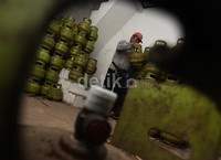 Aktifitas di salah satu distribusi LGP di Jalan Muncang, Jakarta Utara, Kamis (21/2/2013).