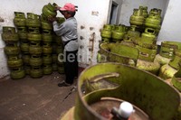 Rencana pemerintah ini berpotensi membuat masyarakat golongan mampu beralih ke elpiji bersubsidi tiga kilogram.