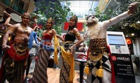 Hanoman dan beberapa tokoh pewayangan lainnya seperti Dewi Anjani, Batara Guru, dan Dewi Indardi berkeliling Mall Grand Indonesia.