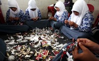 Para siswa merangkai plastik bekas bungkus permen menjadi berbagai jenis produk seperti tas, dompet hingga payung.