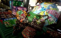 Ini dia tas, dompet, dan payung hasil karya siswa SMPN 71 dan MAN 3, Jakarta.
