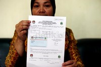     Seorang warga RT 06/02 Kelurahan Jaka Sampurna, Bekasi Barat, Kamis (21/13), memperlihatkan Kartu Pemilih yang telah didistribusikan oleh KPUD Kota Bekasi.