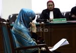 Baca Pembelaan, Neneng Menangis