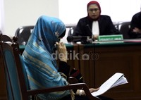 Neneng membacakan sendiri pledoi-nya setebal 29 halaman. Ramses/detikFoto.