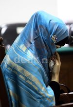 Baca Pembelaan, Neneng Menangis