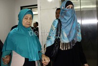 Neneng selalu didampingi ibunya setiap persidangan. Ramses/detikFoto.