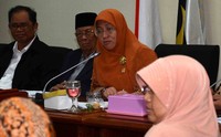 Diskusi tersebut menghadirkan Ketua Ikatan Persaudaraan Haji Indonesia (IPHI) Parni Hadi, Ketua Majelis Ulama Indonesia (MUI) Amidhan, Ketua Poksi VIII DPR Ledia Hanifa dan Ketua Fraksi PKS Hidayat Nur Wahid. (Rahmadhian)