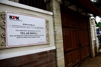 Plang penyegelan milik KPK terlihat jelas di rumah mewah milik Irjen Djoko Susilo. Ramses/detikFoto.