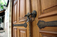 Pintu gerbang terlihat digembok dan tidak satu pun orang bisa masuk ke rumah tersebut. Ramses/detikFoto.
