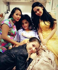 Ashanty tampak pucat saat dijenguk Tiara Lestari dan dua temannya. (Instagram).