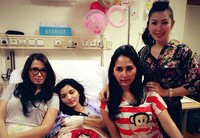 Ussy Sulistyawati saat menjenguk Ashanty. (Instagram).