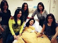 Dijenguk Ina Thomas, Mayangsari, dan kerabatnya, Ashanty tersenyum di depan kamera. (Instagram).