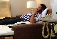 Anang yang setia menunggu di rumah sakit. (Instagram).