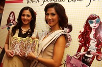 Ia dan sahabatnya Joy Roesma meluncurkan buku tersebut di Plaza Indonesia, Jakarta Pusat. Ridho/detikHOT.