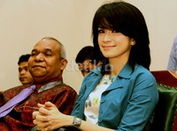 Ibu dua anak itu pun tampak tersenyum di depan para awak media.