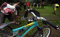 Kegiatan sepeda downhill termasuk dalam olah raga ekstrem yang sangat rentan cedera.