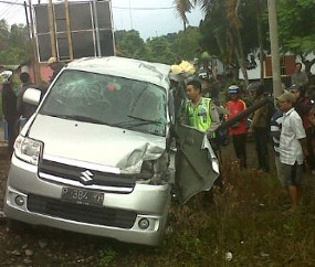 KA Sri Tanjung Seruduk APV di Perlintasan Tak Berpalang Pintu