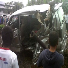 KA Sri Tanjung Seruduk APV di Perlintasan Tak Berpalang Pintu