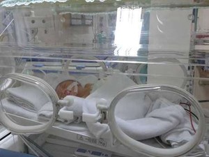 Yenny Wahid Kunjungi Bayi Dara di RSCM