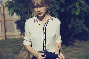 Taylor Swift Jalan Bareng Penyanyi Tom Odell di London