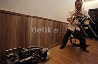     Modus yang dilakukan para tersangka yaitu mengincar motor yang tengah melintas di jalanan umum tepatnya saat dini hari. Kemudian motor korban dipepet lalu korban ditendang.