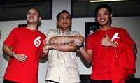 Ketua Dewan Pembina Partai Gerindra, Prabowo Subianto (tengah) bergandengan tangan dengan Ananda Mikola (kiri) dan Moreno (kanan).