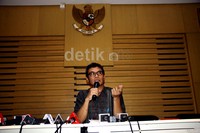 Johan Budi menggelar jumpa pers terkait penetapan Anas menjadi tersangka di Gedung KPK, Jakarta. Ramses/detikFoto.