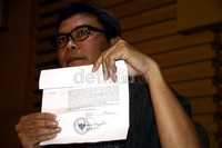 Juru bicara KPK Johan Budi memperlihatkan Surat Perintah Penyidikan (Spindik) penetapan tersangka terhadap Anas Urbaningrum. Ramses/detikFoto.