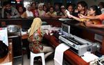 Antrean di Pendaftaran RSUD Budi Asih Semrawut