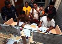 Sedangkan di loket pendaftaran yang berada di lantai 1 beberapa calon pasien justru berdiri mengantre di belakang loket dikarenakan loket berada di lorong yang cukup sempit.
