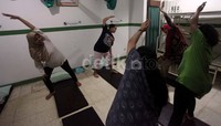 Selain itu para ibu hamil juga mendapatkan cara senam hamil.